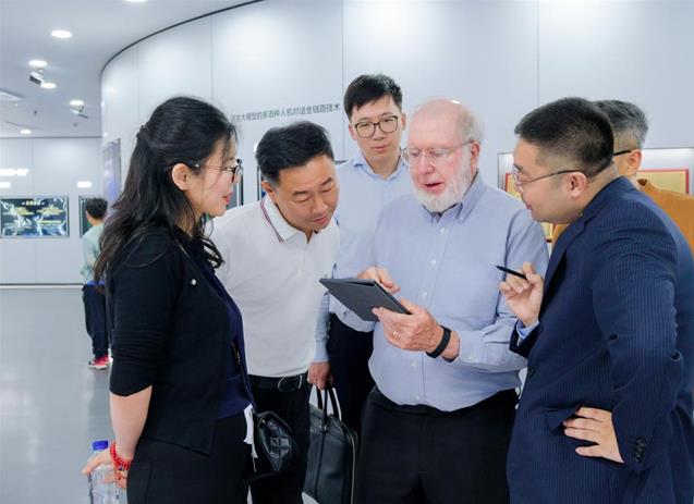 “硅谷精神之父”凯文凯利到访思必驰，智慧办公产品成AI应用新亮点